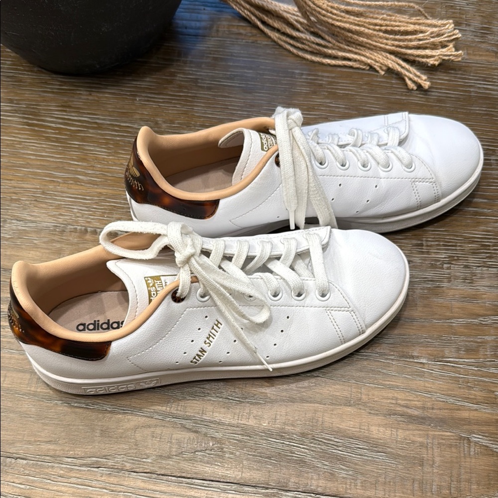 Adidas White Leather Sneakers Minimalist Design unisex 8.5 Gently used. - Picture 5 of 6